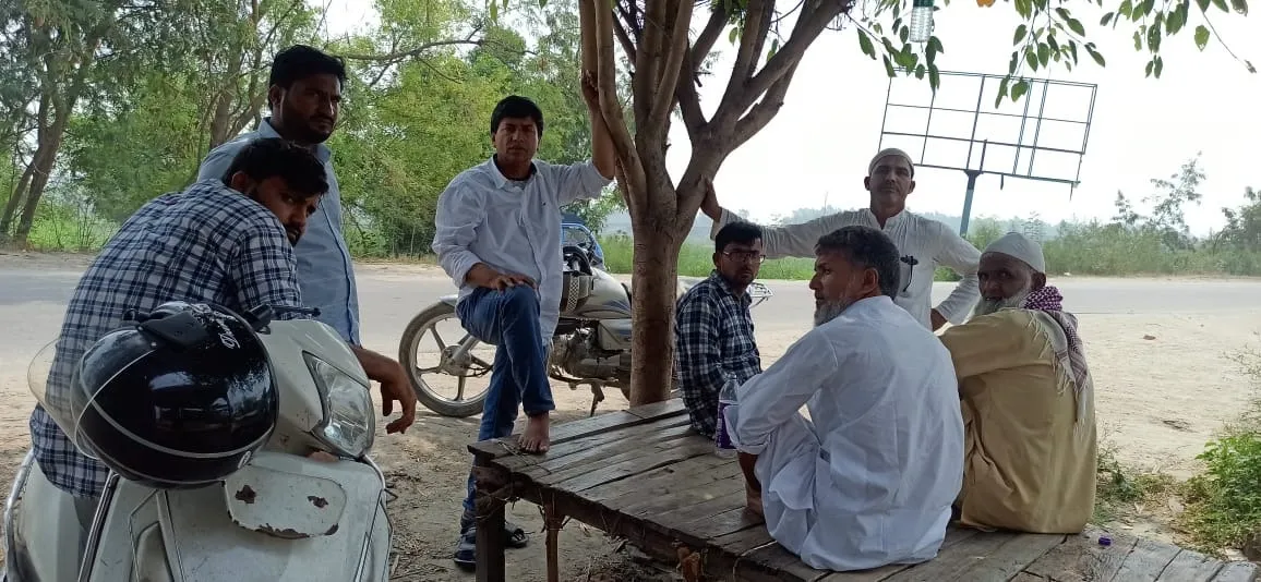 पोस्टमार्टम हाउस पर मृतकों के गमजदा परिजन।