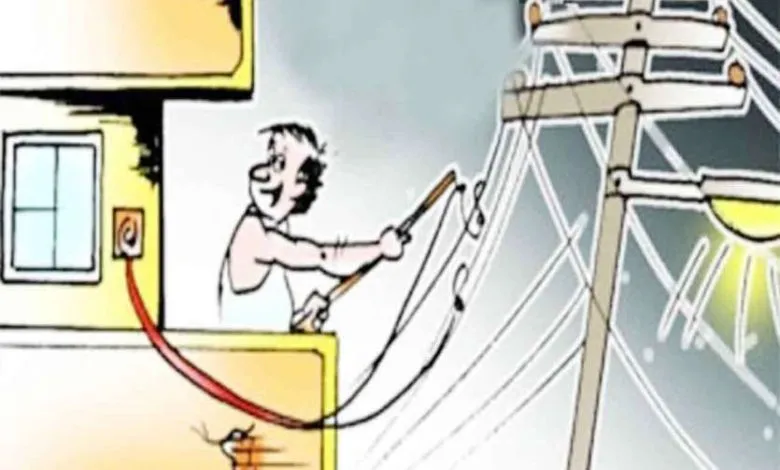 बरेली: सुभाषनगर में मार्निंग रेड में पकड़ी बिजली चोरी