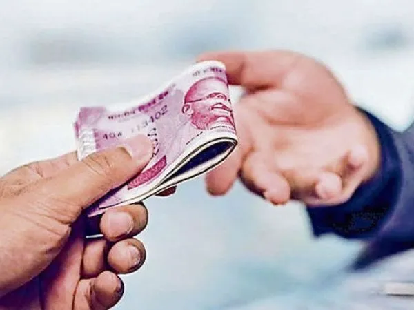 बरेली: रुपयों के लेनदेन में सीएमओ कार्यालय के बाबू को पकड़ा