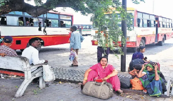मुरादाबाद : बसों की कमी, इंतजार में बैठने के इंतजाम भी नहीं