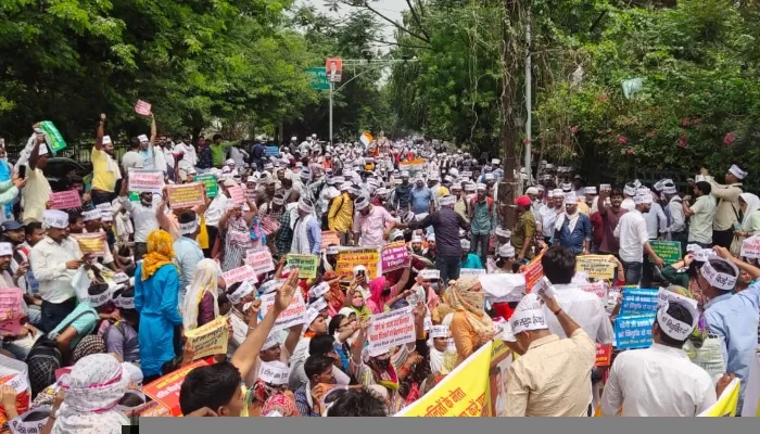 लखनऊ: 6800 शिक्षक भर्ती अभ्यर्थियों ने नियुक्ति की मांग को लेकर परिवर्तन चौक पर किया प्रदर्शन