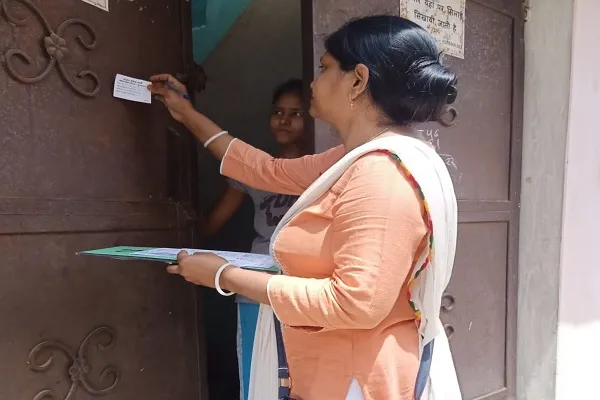 मुरादाबाद : स्टीकर बता रहा स्कूल न जाने वाले बच्चों का पता, शिक्षकों ने डोर-टू-डोर किया सर्वे