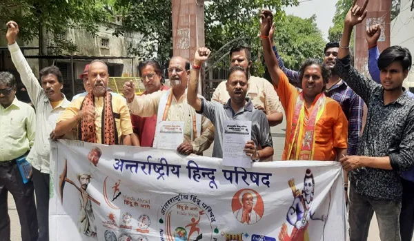 मुरादाबाद : हिंदू संगठनों ने कलेक्ट्रेट पर किया प्रदर्शन, कहा- धर्मस्थल यथास्थिति कानून 1991 खत्म करे सरकार