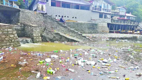 नैनीताल में गंदगी का अंबार, वार्डों के साथ झील में कूड़ा ही कूड़ा
