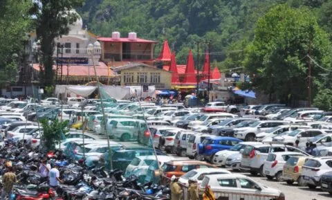 सरोवर नगरी नैनीताल में उमड़े पर्यटक, पैदल चलना हो रहा दूभर