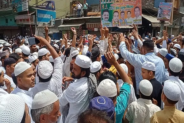 मुरादाबाद : जामा मस्जिद चौराहे पर नमाजियों का प्रदर्शन, लाठी भांज पुलिस ने भीड़ को किया तितर-बितर