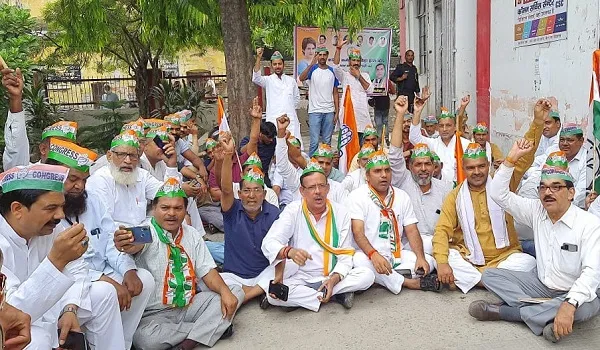 अमरोहा : राहुल गांधी से ईडी की पूछताछ के विरोध में कांग्रेसियों ने दिया धरना, सरकार पर लगाया तानाशाही का आरोप