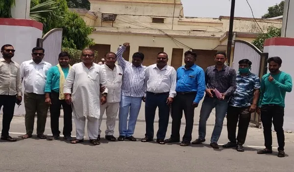 मुरादाबाद : आउटसोर्सिंग सफाई कर्मचारियों ने वेतन में वृद्धि न होने पर जताई नाराजगी,  मंडलायुक्त को सौंपा ज्ञापन