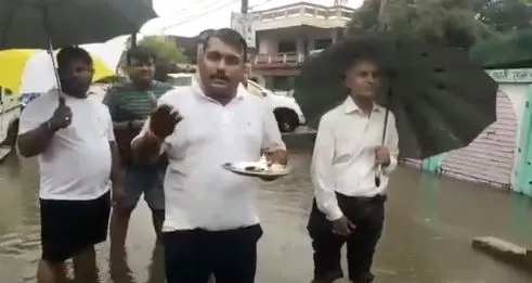 जलभराव की तस्वीरें शेयर कर अखिलेश यादव का तंज, कुछ दिन तो तैरिए गोरखपुर में