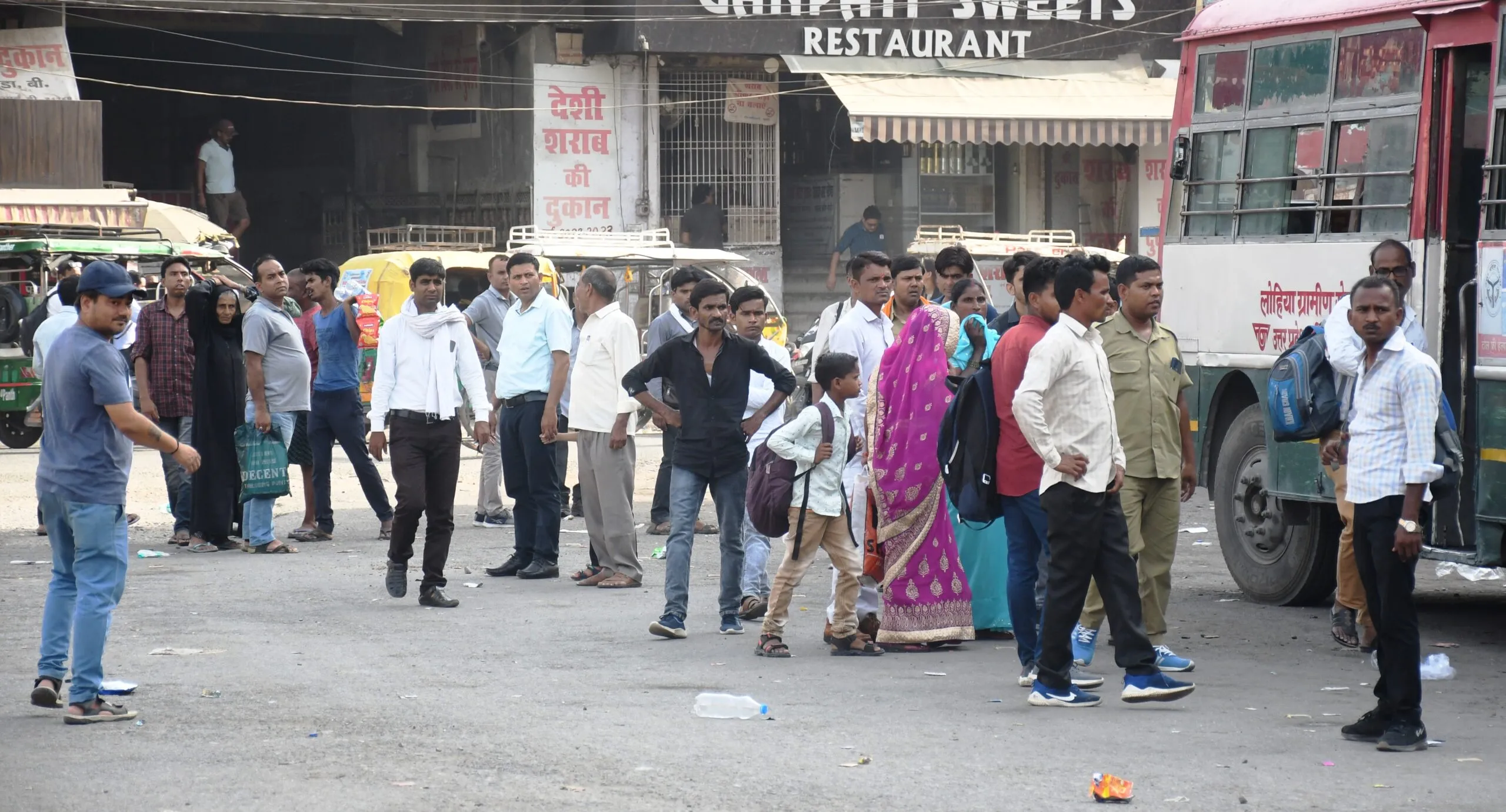 बरेली: पुराने रोडवेज अड्डे पर बसें नहीं मिलने से यात्री परेशान