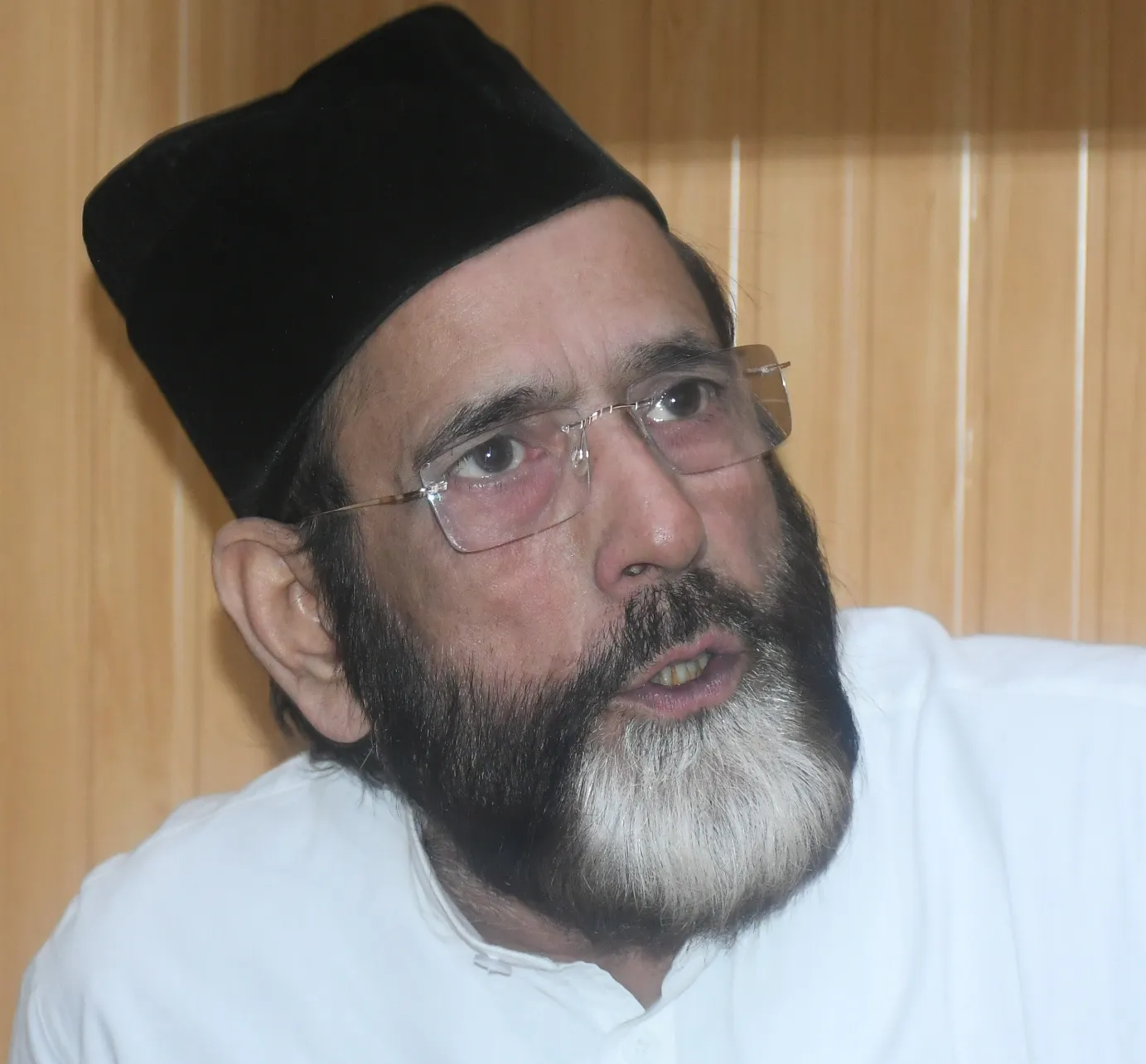 बरेली: मौलाना तौकीर रजा के खिलाफ गैर जमानती वारंट, गिरफ्तार कर हाजिर करने का आदेश, समन तामील न कराने पर कोर्ट की नाराजगी