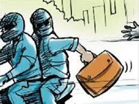 गाज़ियाबाद : सर्राफा कारोबारी से 18 लाख रुपये की लूट, स्कूटी में टक्कर मारकर छीना कैशबैग