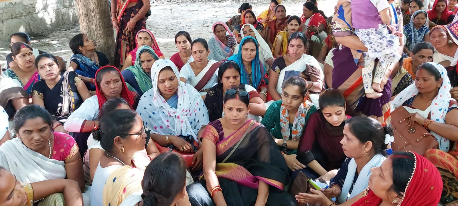 बरेली: आशाओं के धरने में पहुंचीं पैनी नजर संस्था की प्रदेश अध्यक्ष