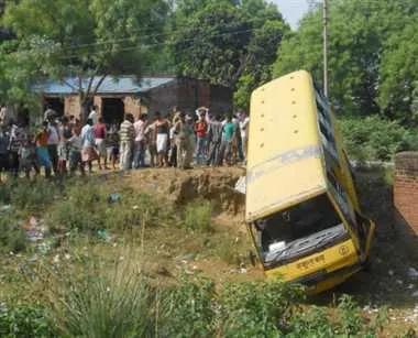 शक्तिफार्म: गड्ढे में गिरा स्कूली वाहन, बाल-बाल बचे बच्चे