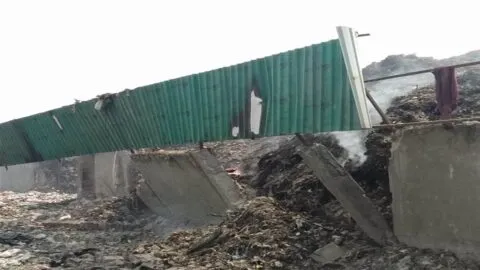 हल्द्वानी: कूड़े का भार नहीं सह सकी ट्रंचिंग ग्राउंड की दीवार, फिर खुली नगर निगम की पोल