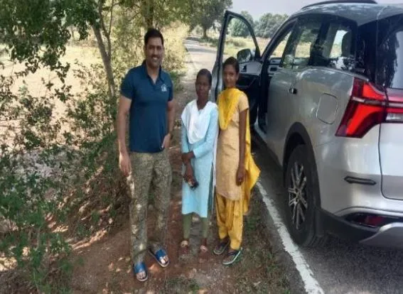 MS Dhoni मात्र 20 रुपए की खा रहे दवा, घुटने के दर्द से परेशान, डॉक्टर नहीं वैद्य से कराते हैं इलाज