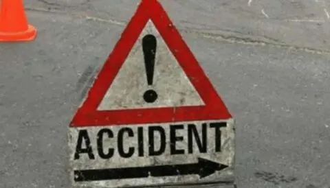 उत्तराखंड: खाई में पलटा ट्रक, ड्राइवर की मौत, दो घायल