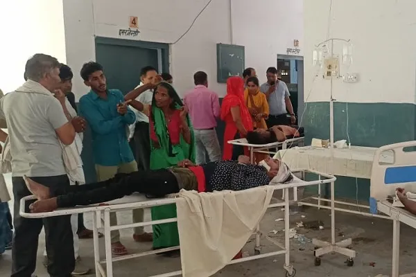 अमरोहा : बाइक में टक्कर मारने के बाद डीसीएम पलटी, चार लोग घायल