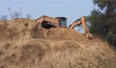 शांतिपुरी में धड़ल्ले से चल रहा मिट्टी का अवैध खनन