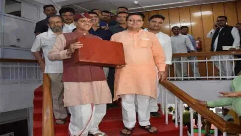 Uttarakhand Budget: धामी सरकार ने सदन में पेश किया 65 हजार करोड़ का बजट, रोजगार, पर्यटन और पलायन पर फोकस