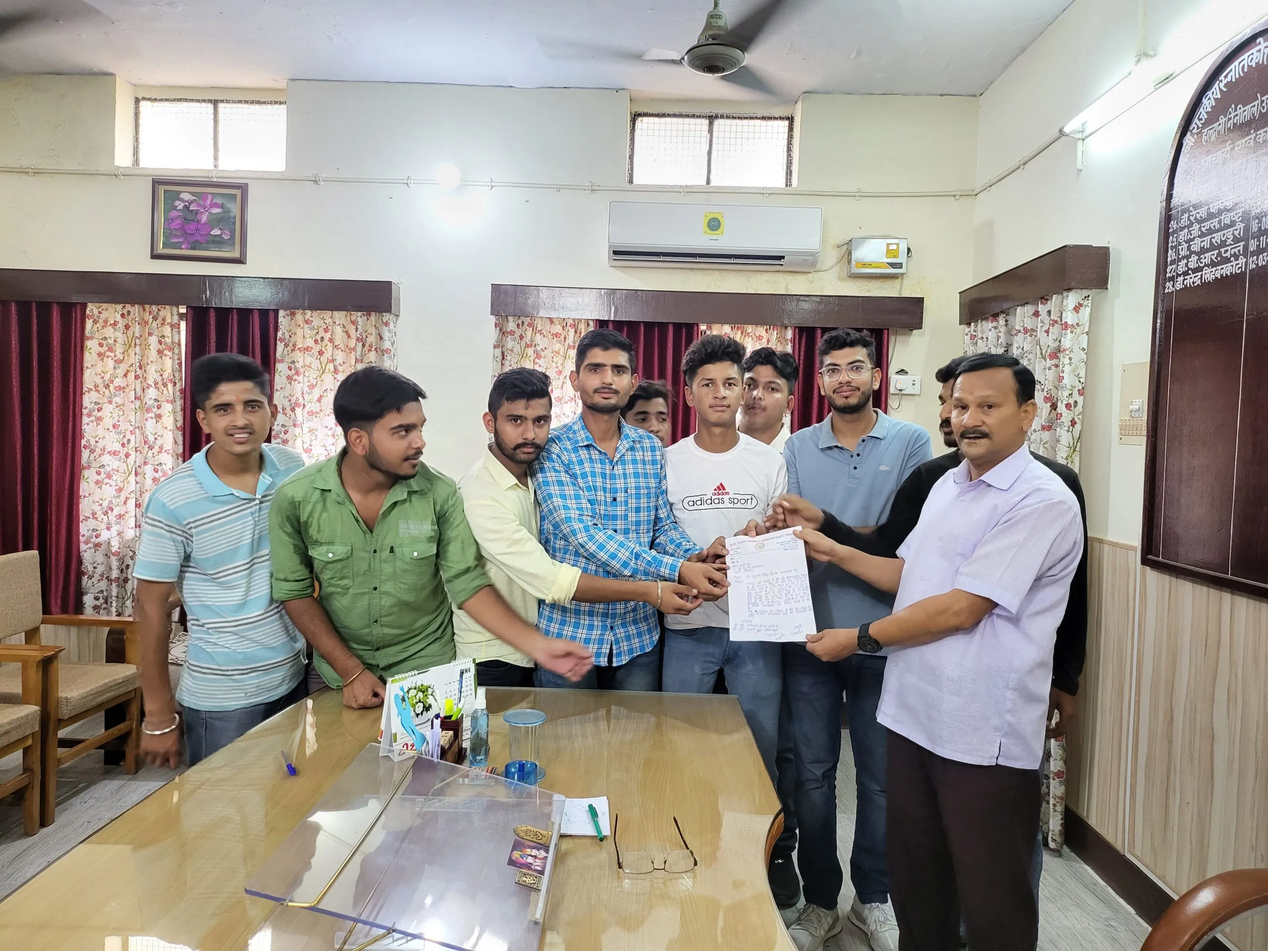 हल्द्वानी: प्राध्यापक के खिलाफ प्राचार्य से मिले छात्र, कार्रवाई की मांग