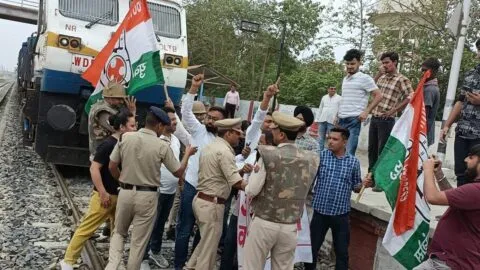 रुद्रपुर: अग्निपथ योजना के विरोध में कांग्रेस कार्यकर्ताओं ने रोकी उत्तराखंड संपर्क क्रांति, हिरासत में लिए गए