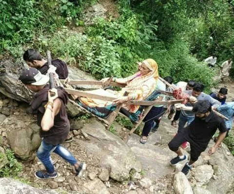 बेतालघाट ब्लॉक में बदहाल स्वास्थ्य सेवाओं पर वीरांगना ने भरी हुंकार