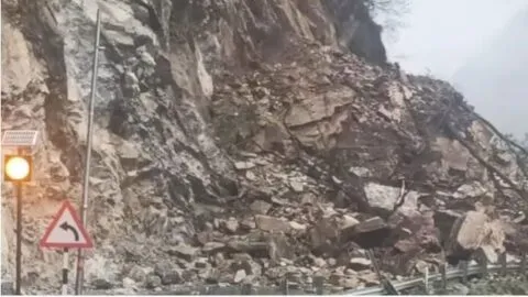 उत्तराखंड: बारिश के बीच हाईवे पर गिरी चट्टान, बद्रीनाथ धाम और हेमकुंड साहिब जा रहे यात्री फंसे