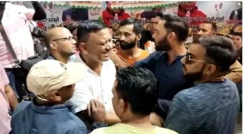 हल्द्वानी: कांग्रेस के स्वराज आश्रम में जमकर हुआ हंगामा, विधायक सुमित हृदयेश और उवैस रजा आए आमने-सामने… देखें VIDEO