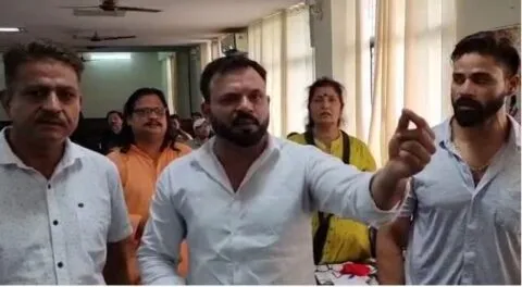 हल्द्वानी: बोर्ड बैठक में नाराज पार्षदों का हंगामा, मेयर के आदेश पर पत्रकारों की इंट्री पर बैन… देखें VIDEO