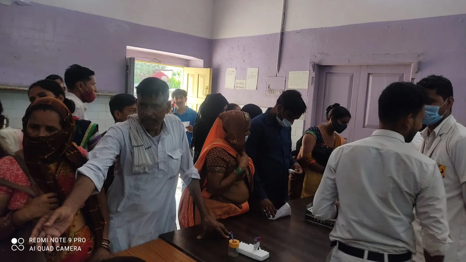 बरेली: पैथोलॉजी लैब में भीषण गर्मी में बेहोश होकर गिर रहे मरीज
