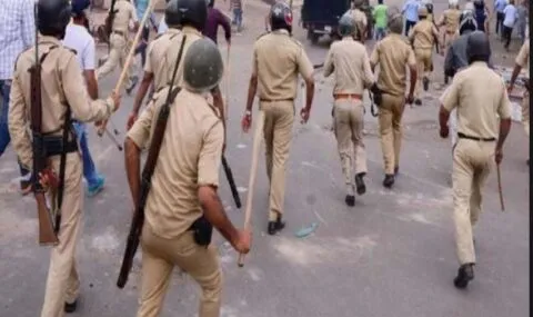 हल्द्वानी: गांधीनगर में पुलिस के सामने पथराव, उपद्रवियों ने तोड़े वाहन