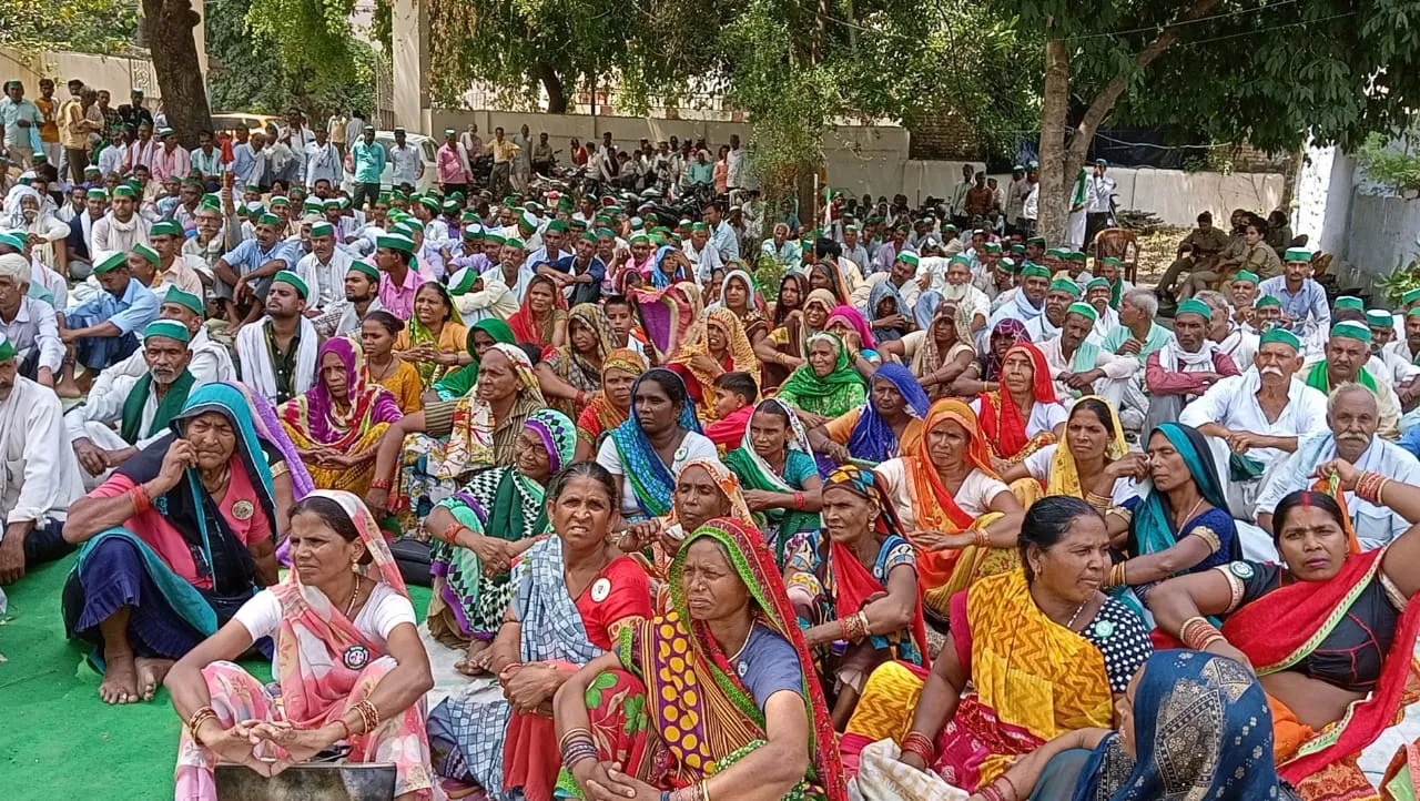 बरेली: सेठ दामोदर स्वरूप पार्क में गन्ना भुगतान, बिजली कटौती समेत अन्य मांगों पर किसानों का प्रदर्शन