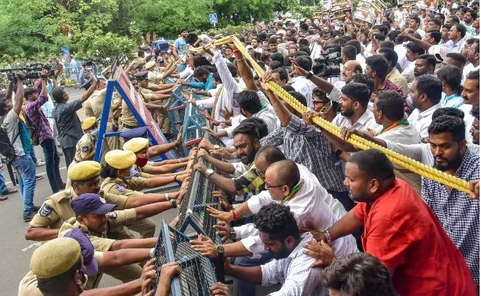 राहुल गांधी से ईडी की पूछताछ पर देशभर में कांग्रेस का संग्राम, चंडीगढ़ में वाटर कैनन का इस्तेमाल, हैदराबाद में तोड़फोड़ और आगजनी