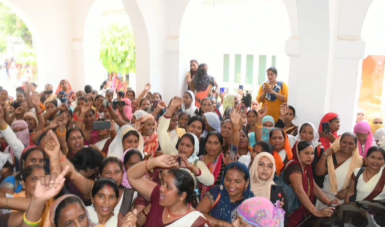 बरेली: डीएम कक्ष के बाहर धरने पर बैठीं आशा कार्यकर्ता, कलेक्ट्रेट को घेरा, मची अफरा-तफरी