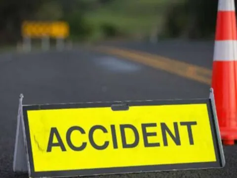 रानीखेत-खैरना स्टेट हाईवे पर अनियंत्रित होकर पलटा डंपर, चालक छिटककर पहाड़ी में फंसा