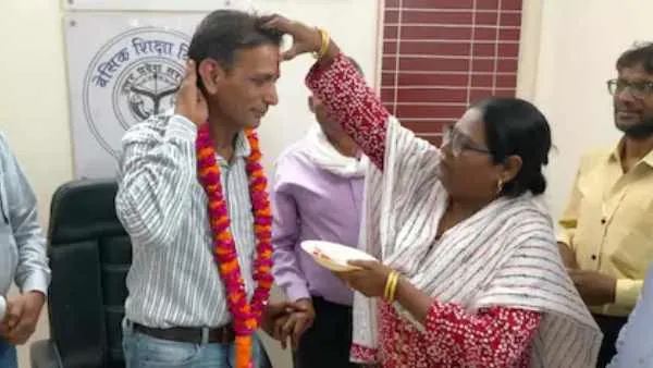 अलीगढ़: मुस्लिम शिक्षिका ने हिन्दू शिक्षा अधिकारी को लगाया तिलक, मचा बवाल