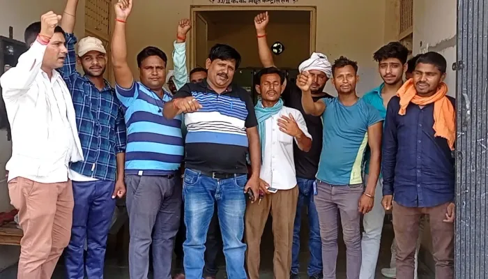 बहराइच: बकाया मानदेय को लेकर बिजली कर्मियों ने किया प्रदर्शन, कार्य बहिष्कार की दी चेतावनी