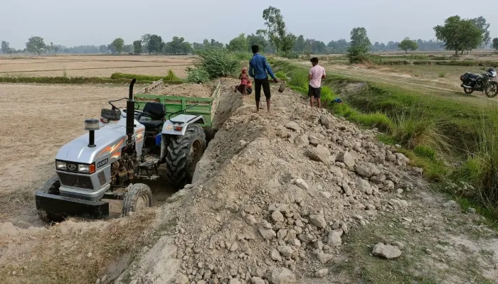 बाराबंकी: नहर की पटरियों से हो रहा है मिट्टी का अवैध खनन, वीडियो वायरल होने के बाद जागा सिंचाई विभाग