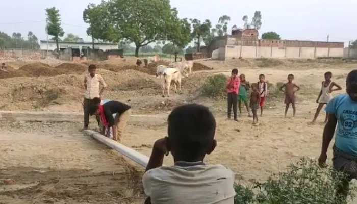 बहराइच: ट्रैक्टर की टक्कर से टूटा बिजली का पोल, बाधित हुई क्षेत्र की बिजली आपूर्ति