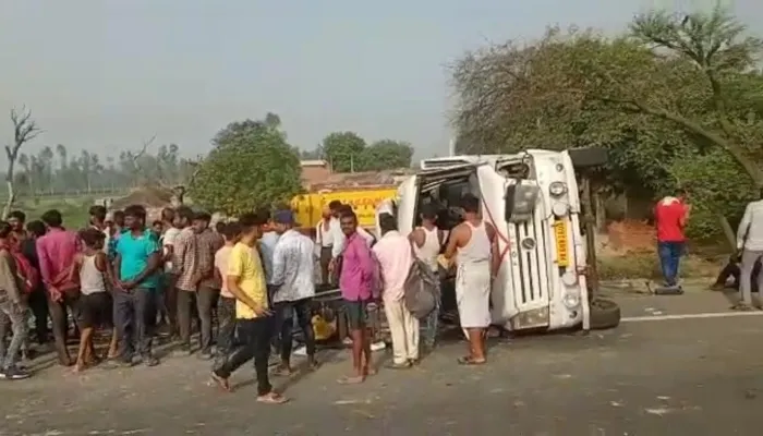 लखनऊ-दिल्ली मार्ग पर हुआ सड़क हादसा, मजदूरों से भरी बस पलटी, 20 घायल