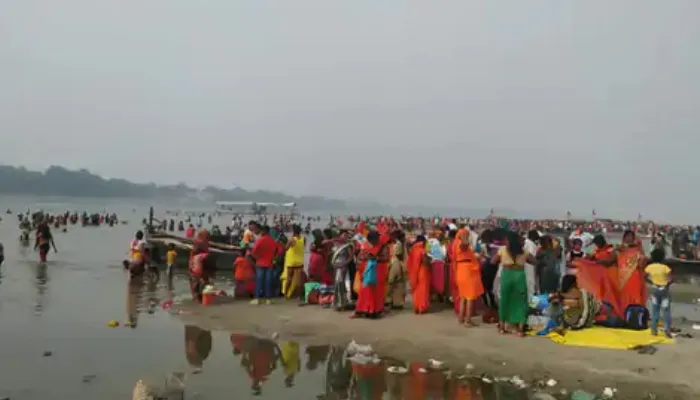 बलिया: श्रद्धालुओं ने गंगा में लगाई आस्था की डुबकी, परिवार की कुशलता की मांगी दुआ