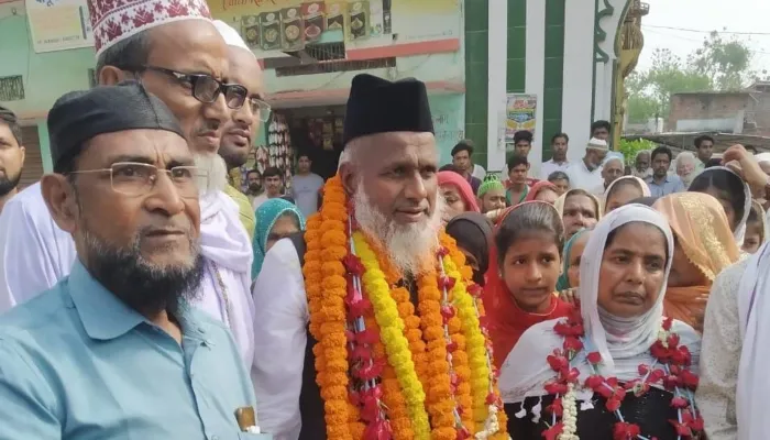 गोरखपुर: हज यात्रियों के लिए सजी महफिल, यात्रियों को छोड़ने पहुंचे परिजन और  रिश्तेदार