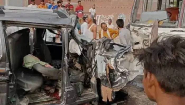 औरैया:  रोडवेज बस और कार की हुई भीषण टक्कर, चालक समेत चार की मौत, सात की हालत गंभीर