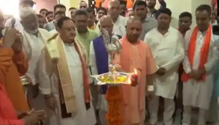 गोरखपुर में जेपी नड्डा और CM योगी ने पार्टी जिला कार्यालय का किया उद्घाटन