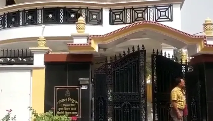 लखनऊ: आईएएस डॉ. रामविलास यादव के कई ठिकानों पर उत्तराखंड की विजिलेंस टीम ने मारा छापा