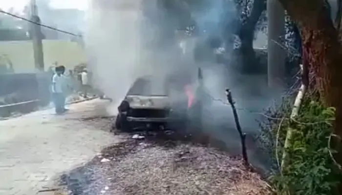 आगरा: खड़ी कार में लगी आग, स्थानीय लोगों ने पाया काबू, नहीं हुई जनहानि