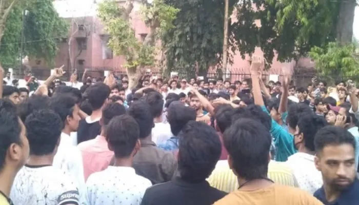 AMU में नुपुर शर्मा के खिलाफ हुआ जोरदार प्रदर्शन, छात्रों ने किया पैदल मार्च, लगाए आपत्तिजनक नारे