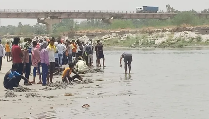 रायबरेली: गंगा स्नान करते समय डूबे युवक और युवती, तलाश जारी