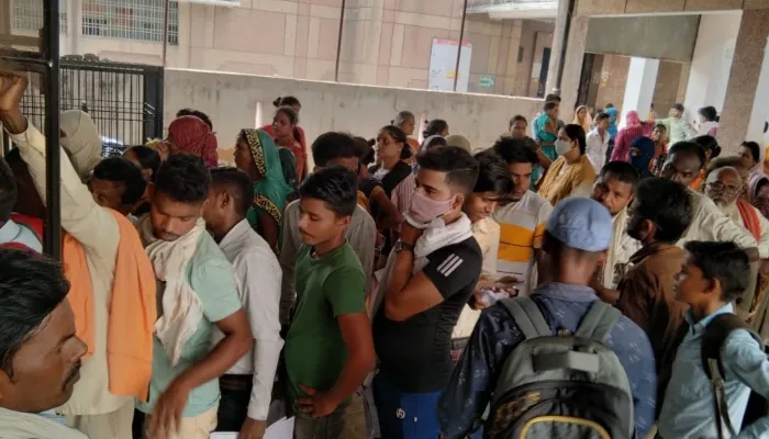 बहराइच: जिला अस्पताल में बिजली कटौती से छाया अंधेरा, स्वास्थ्य सेवाओं पर पड़ा असर